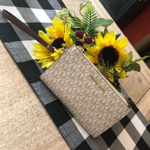 Michael Kors medium wristlet